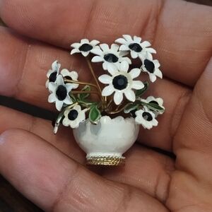 VINTAGE Brooch Pin Black‎ Daisy Bouquet Spring Enamel And Metal